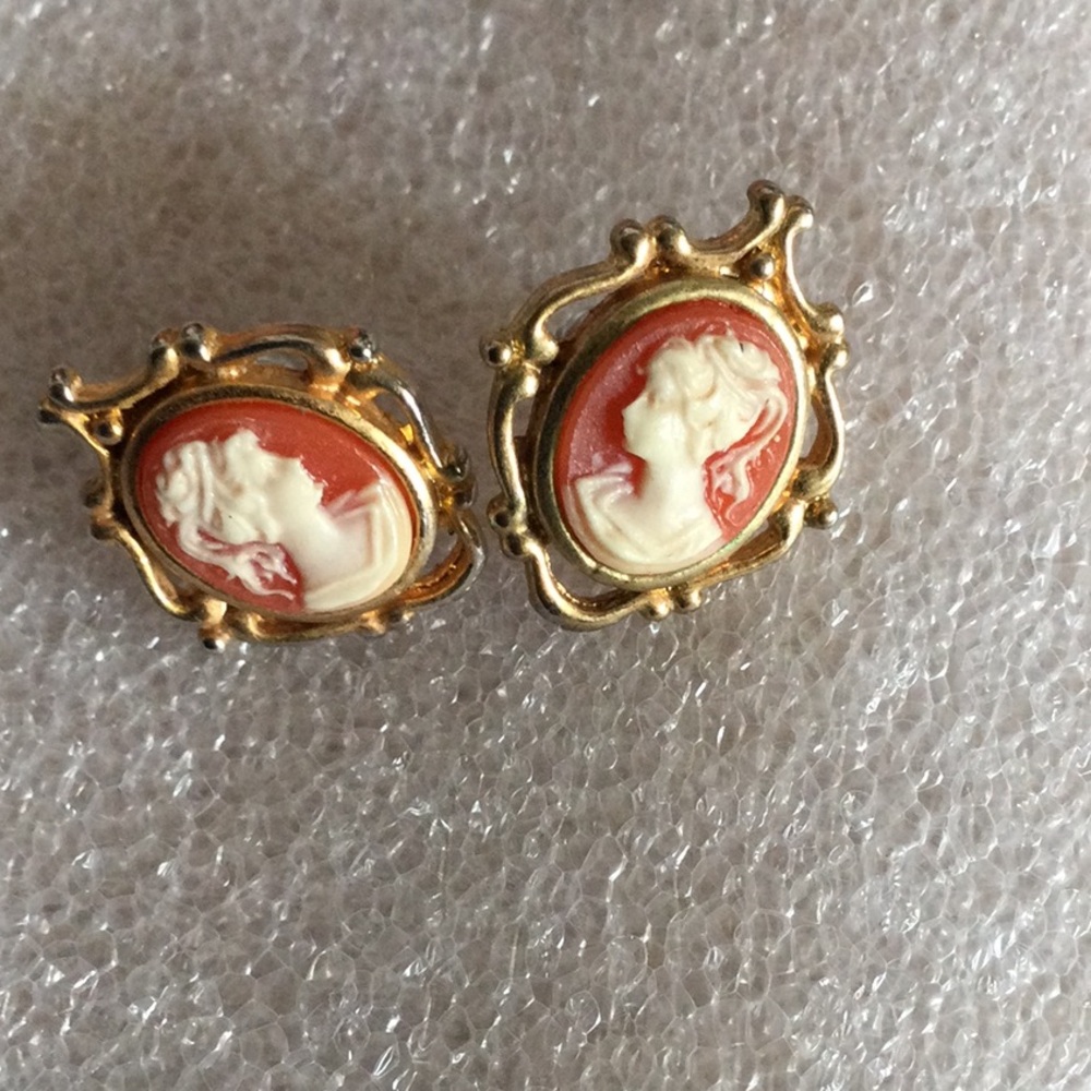 Vintage Cameo Gold Tone Earrings